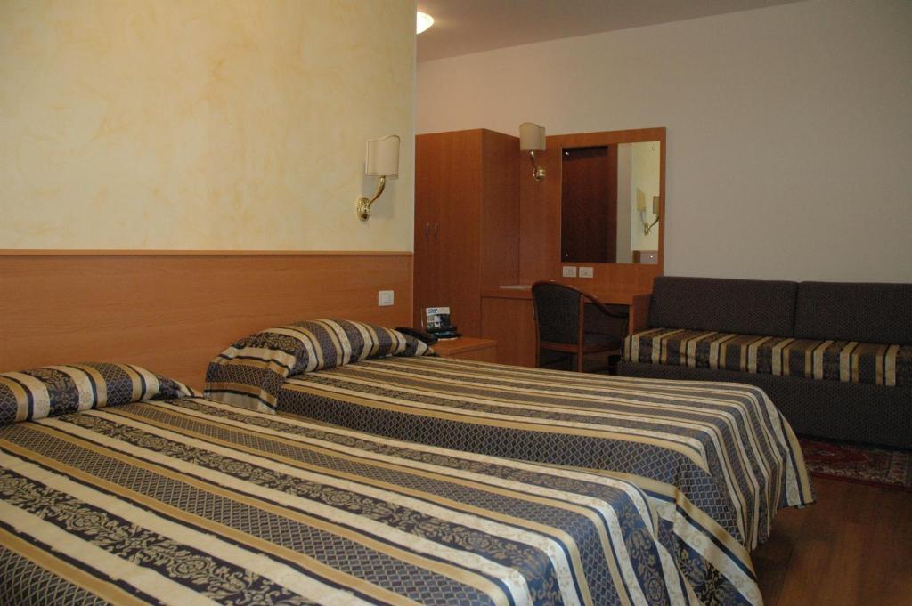 Hotel Ristorante Dotto Varago Стая снимка
