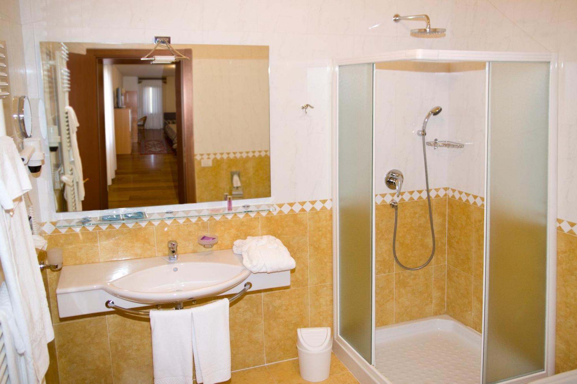 Hotel Ristorante Dotto Varago Екстериор снимка