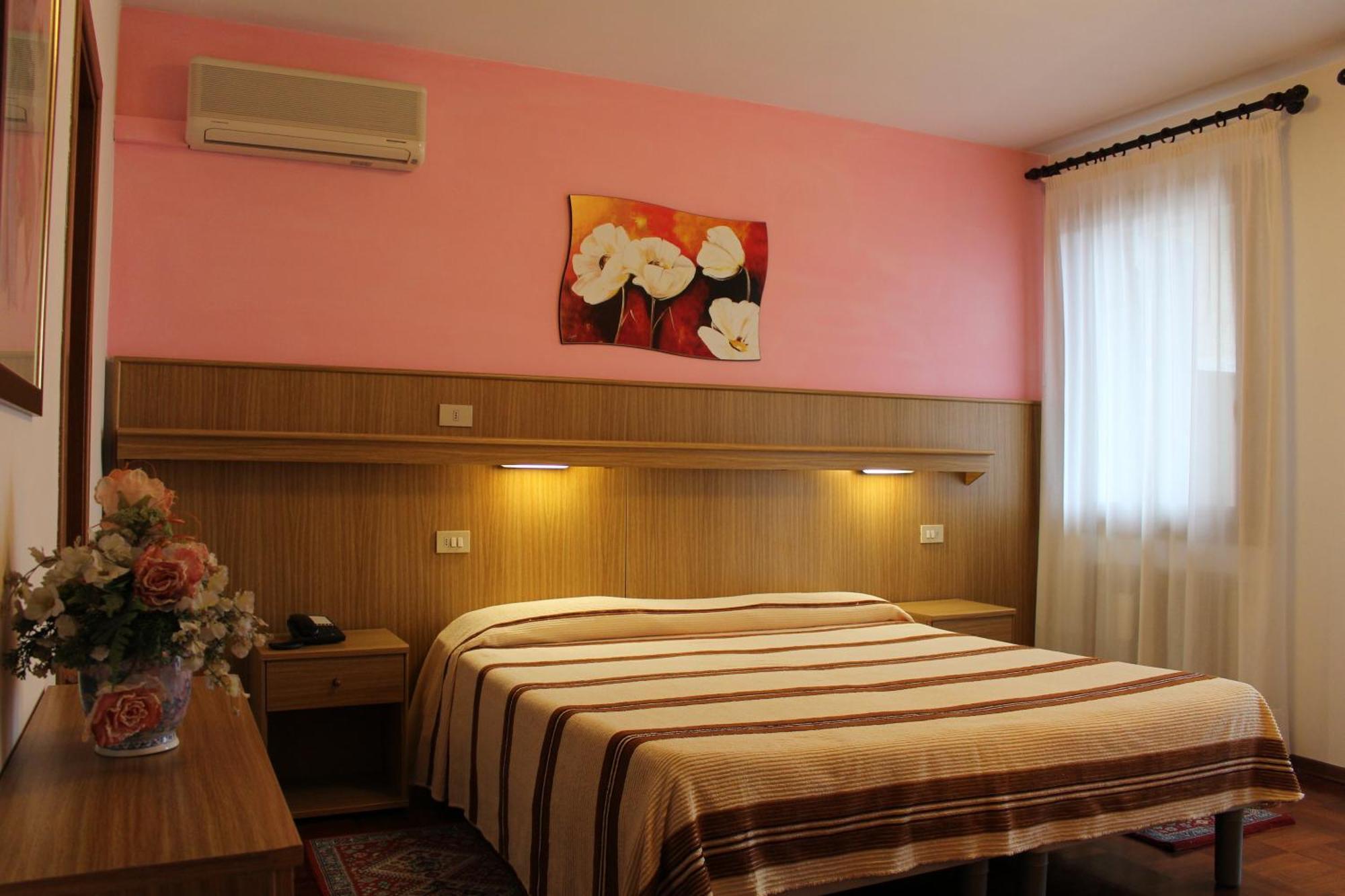 Hotel Ristorante Dotto Varago Стая снимка