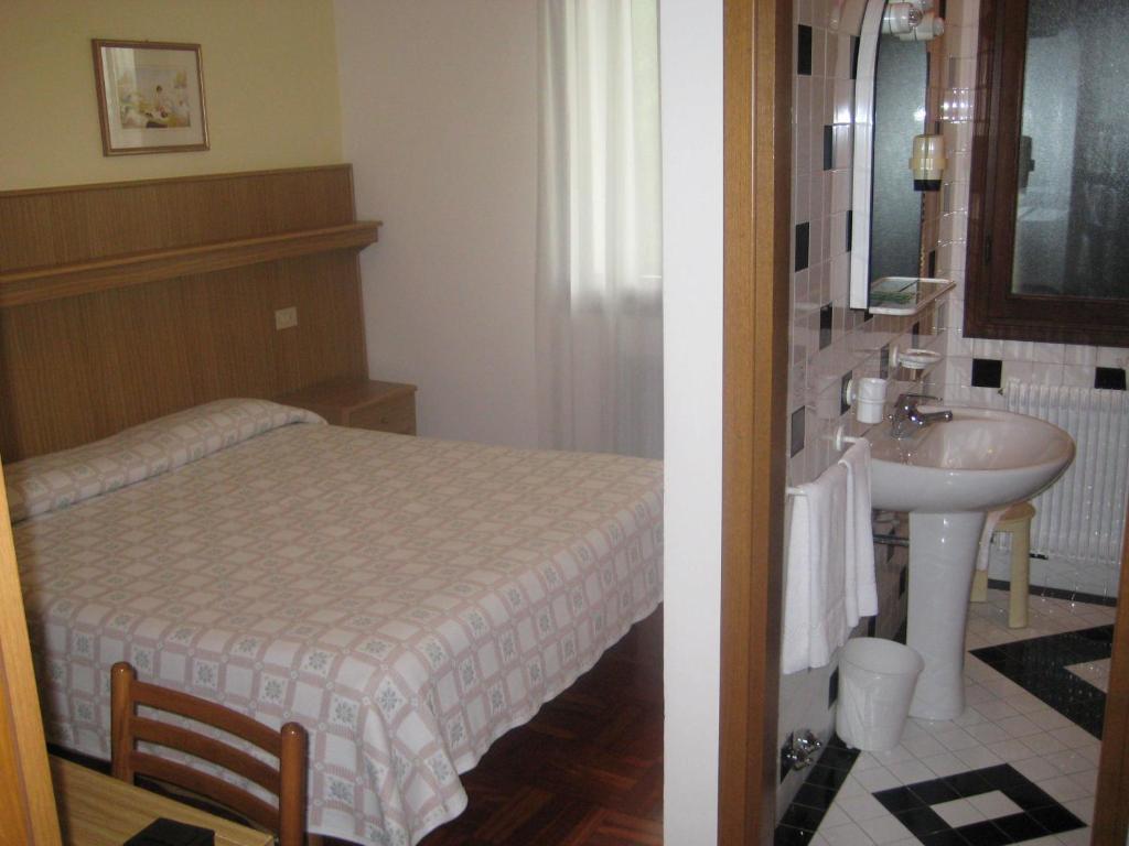 Hotel Ristorante Dotto Varago Стая снимка