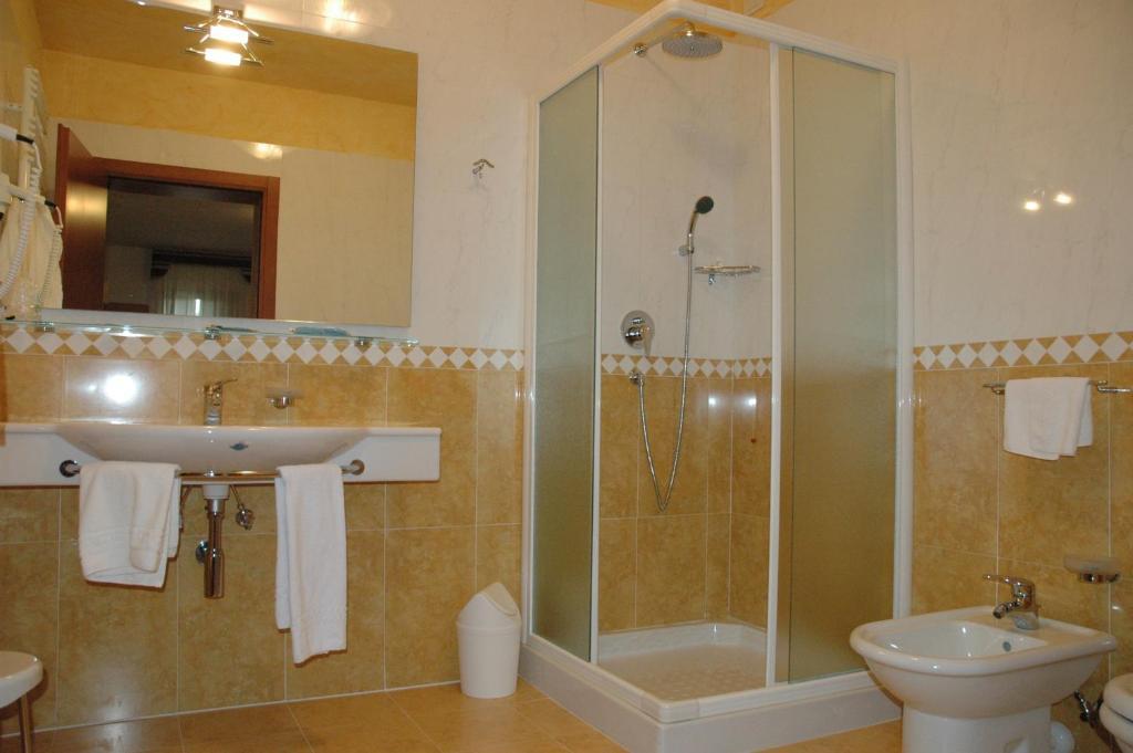 Hotel Ristorante Dotto Varago Стая снимка