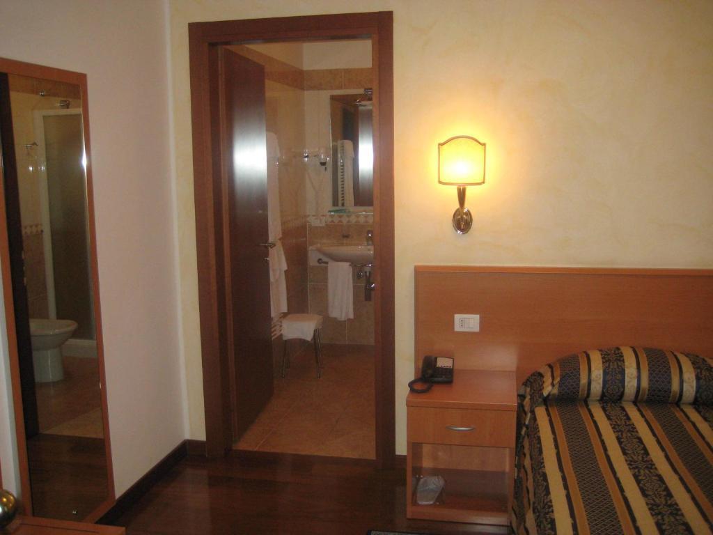 Hotel Ristorante Dotto Varago Стая снимка